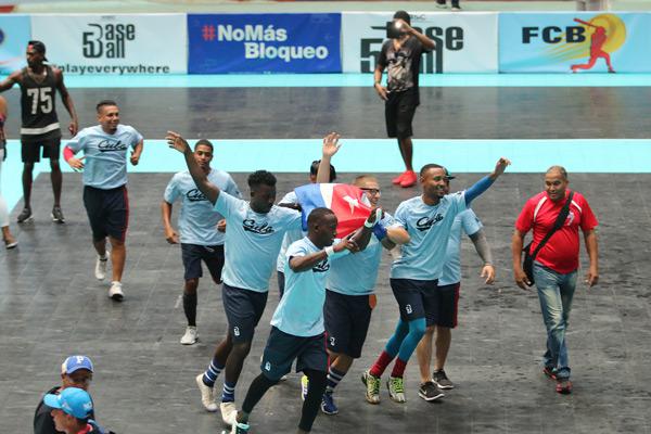 Deportistas celebran victoria.