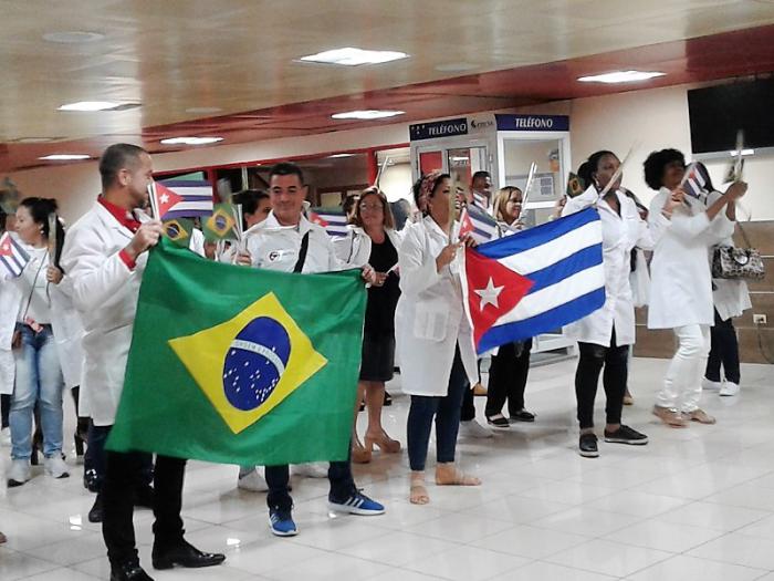Médico cubanos llegan a la capital cubana.