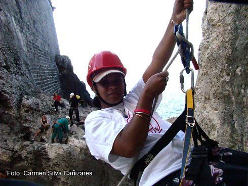 la imagen muestra a una persona colgando de unos arnès y personas al fondo