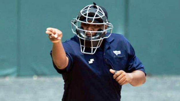 La imagen muestra árbitro de béisbol