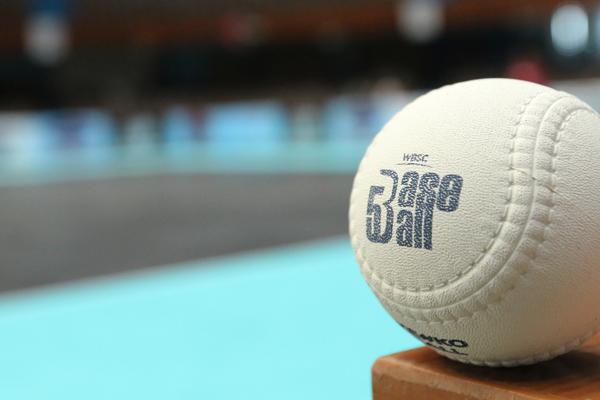 La imagen muestra pelota de béisbol five