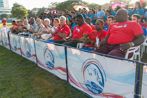 La imagen muestra una multitud de personas