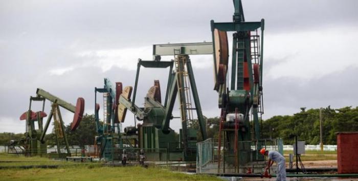 la imagen muestra maquinas extractoras de petróleo