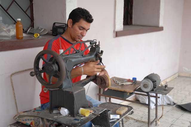 hombre, máquina de coser de zapatero