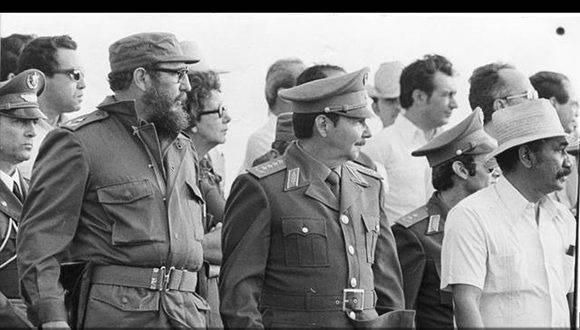 Fidel junto a Raúl y Almeida, el 15 de marzo de 1978, tras el discurso central del acto por el Centenario de la Protesta de Baraguá en el municipio Julio Antonio Mella, Santiago de Cuba.
