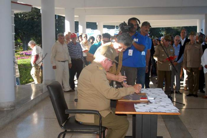 Cancelación de un sello postal  por parte del  Grupo Empresarial Correos de Cuba y  la marcha en revista de las  tropas de la unidad de ceremonia del  Estado Mayor  General de las FAR.