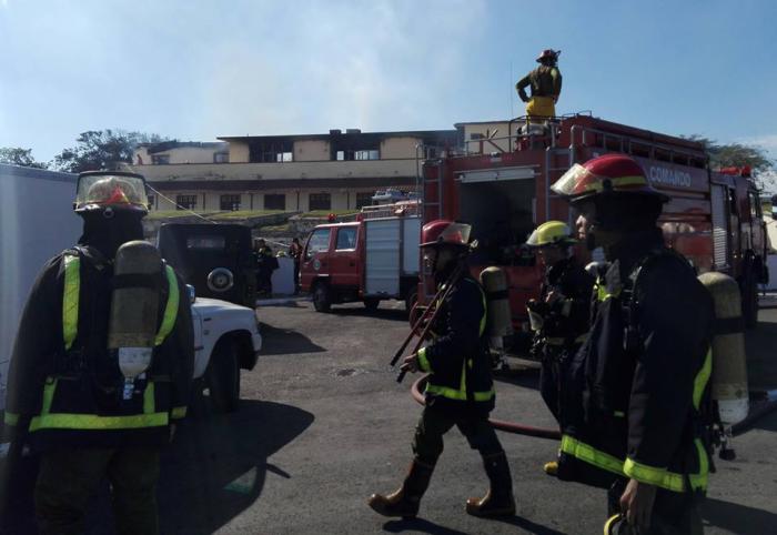 Equipo de bomberos trabajando.