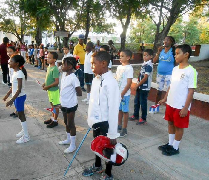 Niños prácticando deportes.