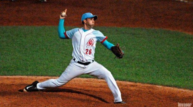 la imagen muestra pitcher lanzando una pelota