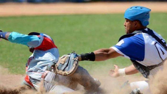 Juego de pelota entre los equipos de Industriales y Ciego de Ávila en el estadio Latinoamericano en el Cerro.