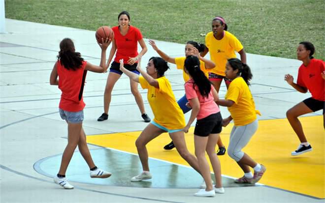 Muchachas jugando baloncesto.