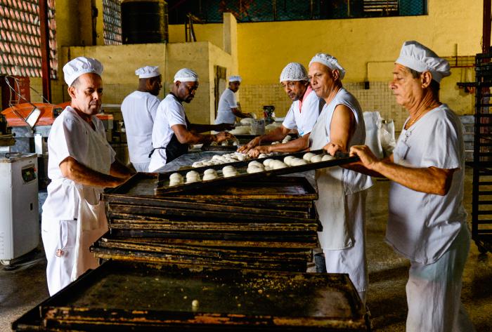 panaderos preparando la masa para hacer el pan