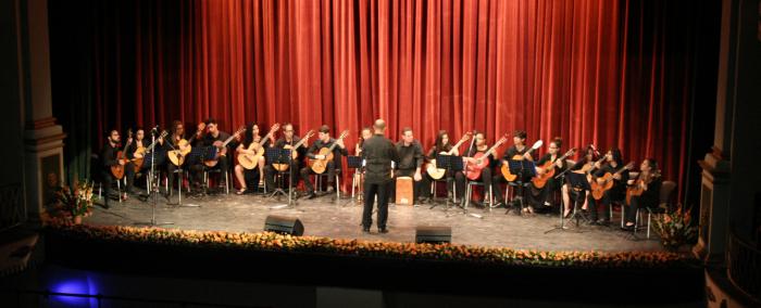 la imagen muestra una orquesta de guitarra