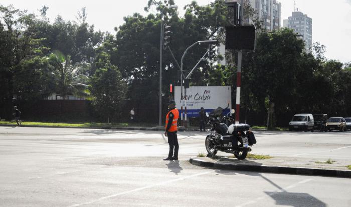 policía guiando el tránsito