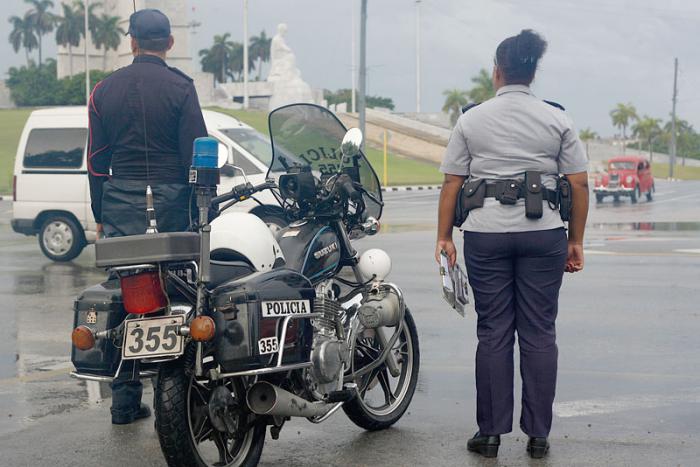 policias guiando el tránsito