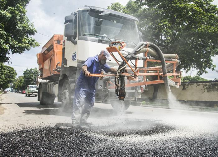 la imagen muestra un camión y aun obrero