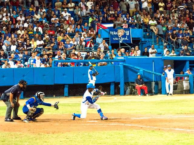 Juego de béisbol entre Industrilaes y Sancti Spíritus.