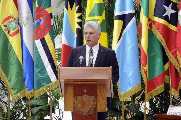 banderas, tribuna, hombre hablando