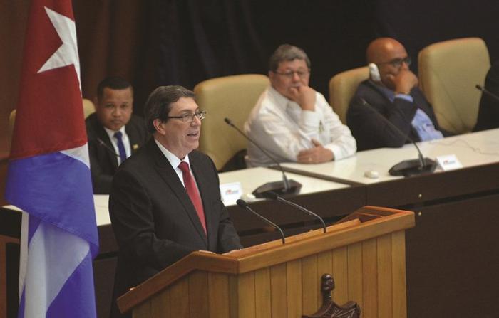 personas, mesa, hombre lee, tribuna, bandera