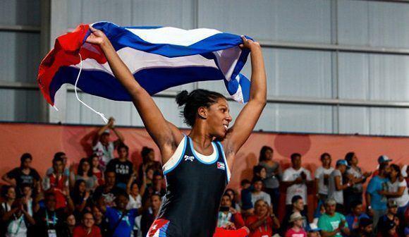 La imagen muestra mujer portando bandera cubana