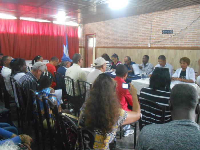 la imagen muestra grupo de personas sentadas