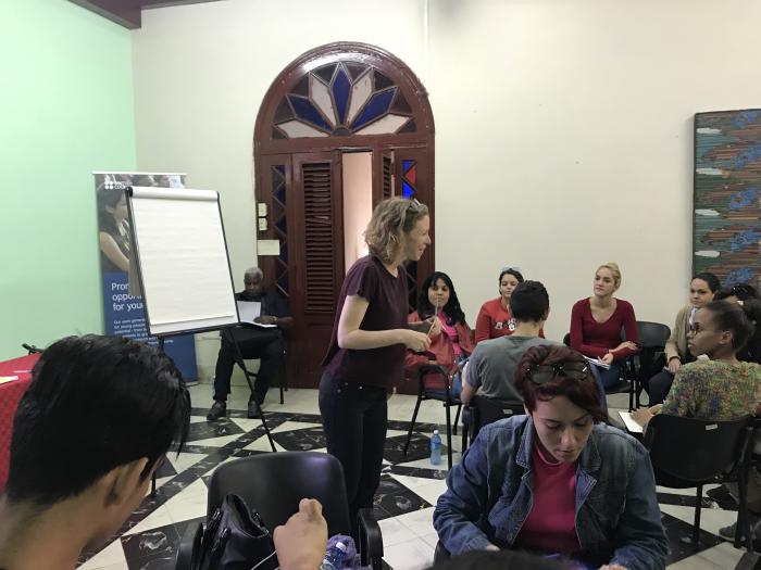 la imagen muestra personas sentadas