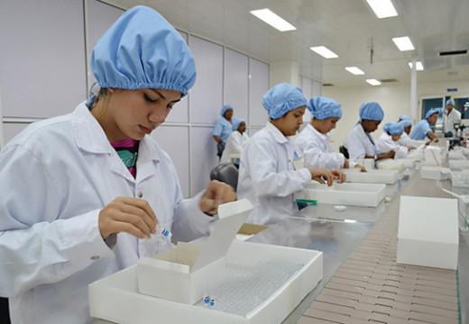 mujeres, medicamentos, laboratorio