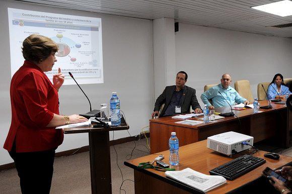 la imagen muestra varias personas en interior