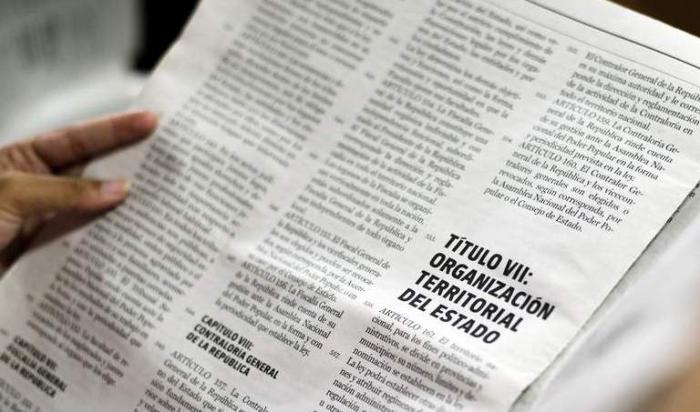 Persona leyendo el Proyecto de Constitución de la República de Cuba.