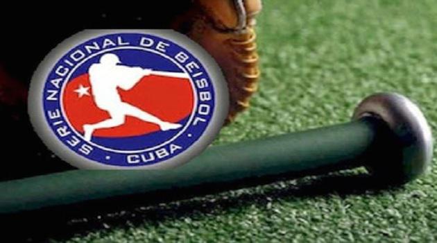 logo de la serie nacional de béisbol, de cuba, bate y guante de pelota.