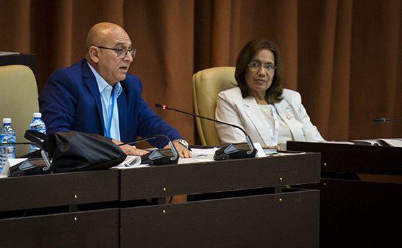 René Mesa Villafaña, ministro de la Construcción, informa a los diputados sobre el Programa de la Vivienda en Cuba. A su lado, la vicepresidenta de la Asamblea Nacional, Ana María Mari Machado. 
