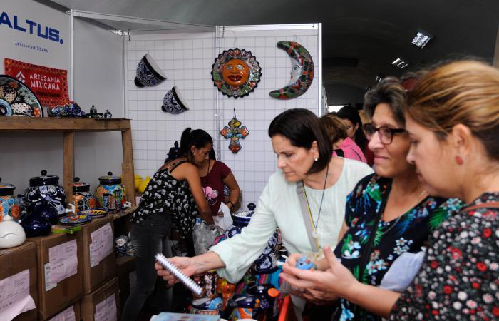 la imagen muestra personas