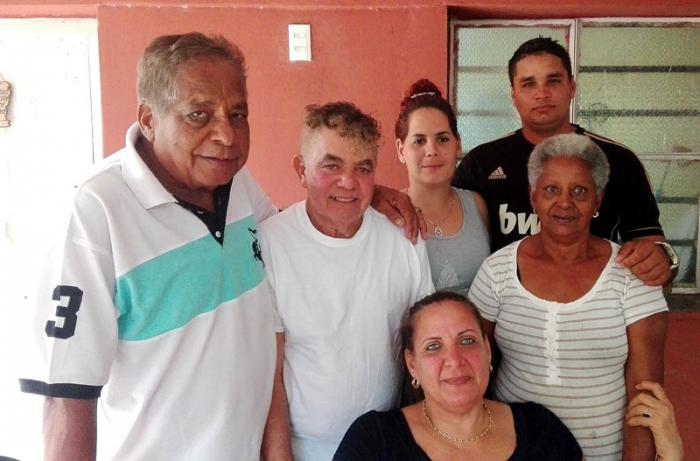 Ivo, al centro rodeado por su amigos, aquellos sobre quienes afirma también son su familia