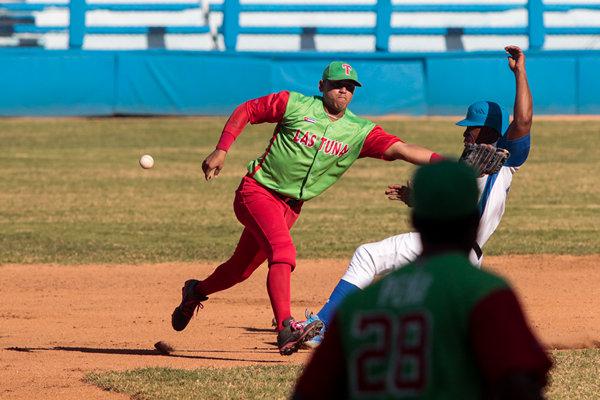 Jorge Alomá, refuerzo de Las Tunas, no puede atrapar la bola y poner out en segunda base a Alexander Malleta, de Industriales durante el segundo juego de la subserie Industriales vs Las Tunas de la segunda etapa de la 58 serie nacional de béisbol que tuvo lugar en el Estadio Latinoamericano el domingo 2 de diciembre de 2018, en La Habana, Cuba. Foto: Calixto N. Llanes/Periódico JIT