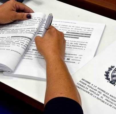 Persona leyendo el Proyecto de Constitución de la República de Cuba.
