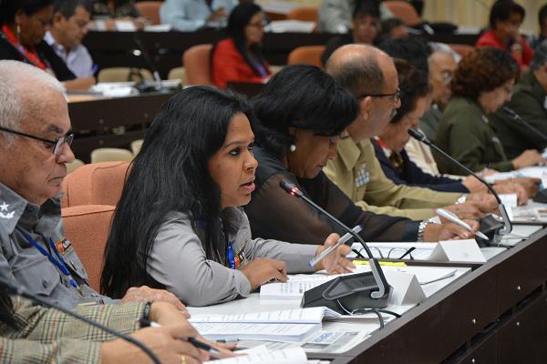 personas reunidas, mesa, mujer habla, micrófono