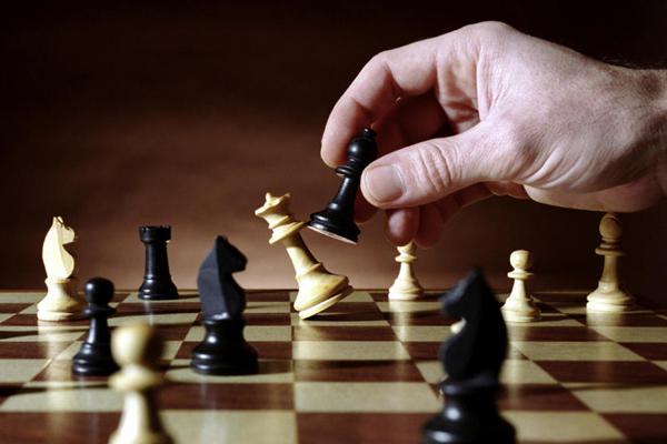 la imagen muestra un juego de ajedrez