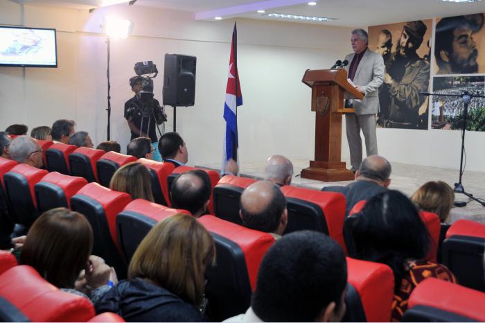 Díaz-Canel destacó la labor realizada por los galenos de la mayor de las Antillas en lugares de pobreza extrema, servicio reconocido también por la propia población y el gobierno brasileño. Foto: Estudios Revolución