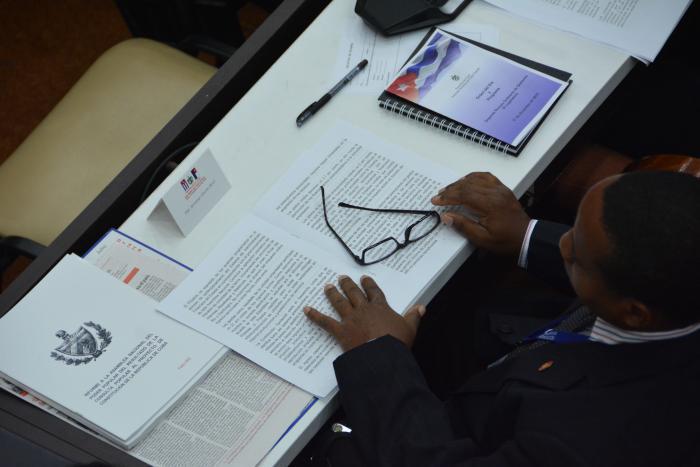 hombre, mesa, documentos, espejuelos