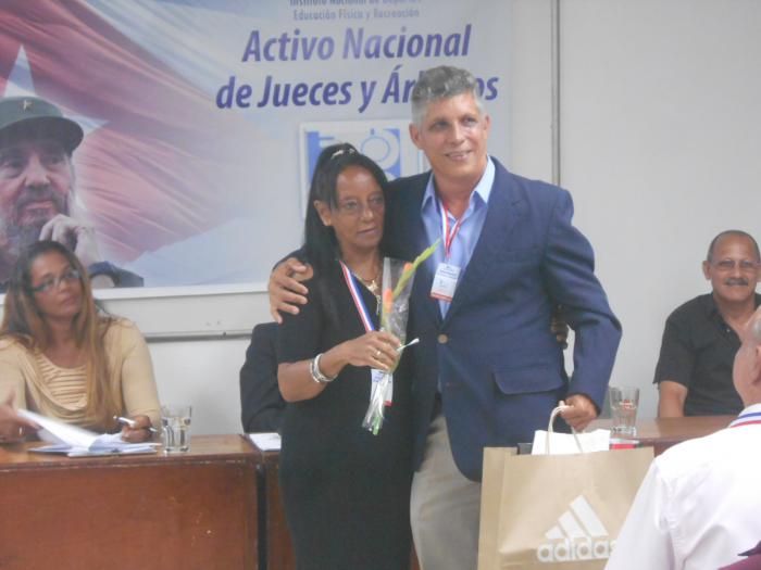 La imagen muestra a varias personas