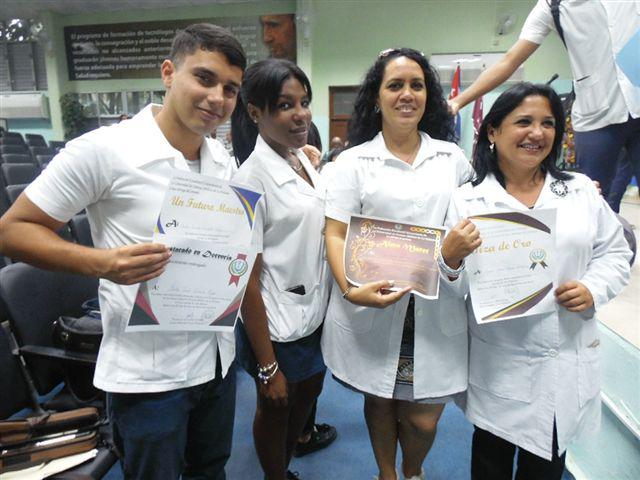 la imagen muestra a cuatro personas