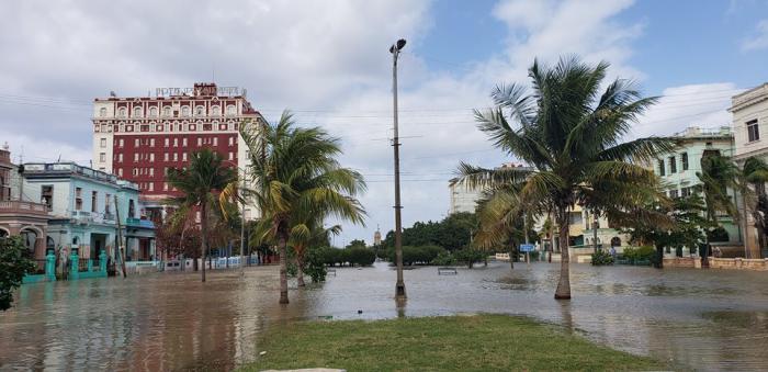 inundaciones en la habana calle línea