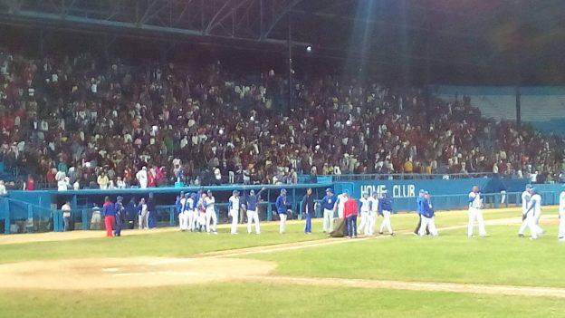 Equipo de Industriales entrando al terreno de juego del estadio Latinoamericano.