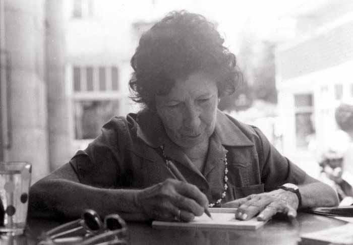mujer escribe, libreta, mesa