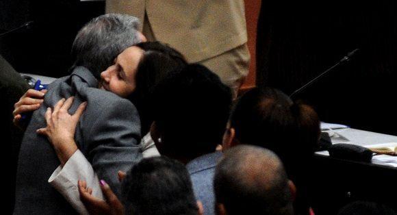 Mariela Castro Espín abraza a Raúl Castro Ruz durante la sesión de la Asamblea Nacional del Poder Popular. 