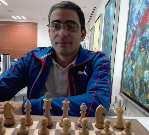 La imagen muestra un juego de ajedrez y a una persona