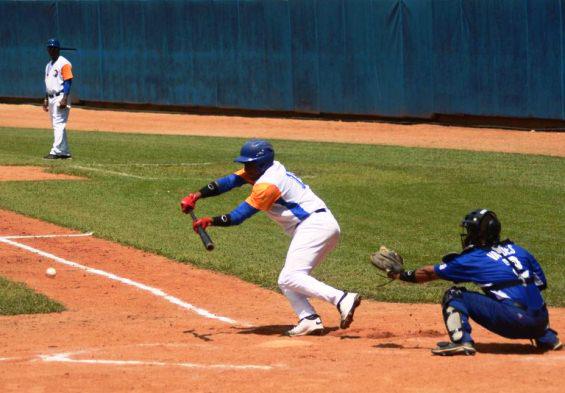 la imagen muestra juego de beisbol