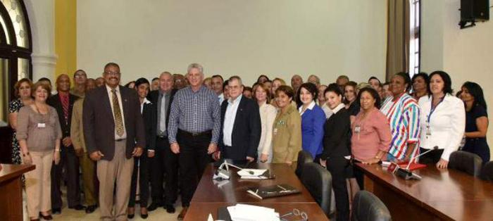Trabajadores de la Fiscalía General de la República de Cuba, al centro Miguel Díaz-Canel.