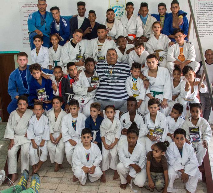 Integrantes del Proyecto Primavera de judo, a cargo del Máster en Ciencias y profesor Ronaldo Veitía