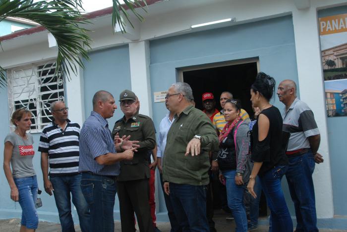 varias personas en exterior